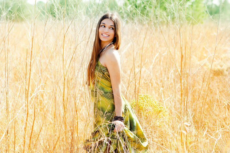 Fille avec une robe longue